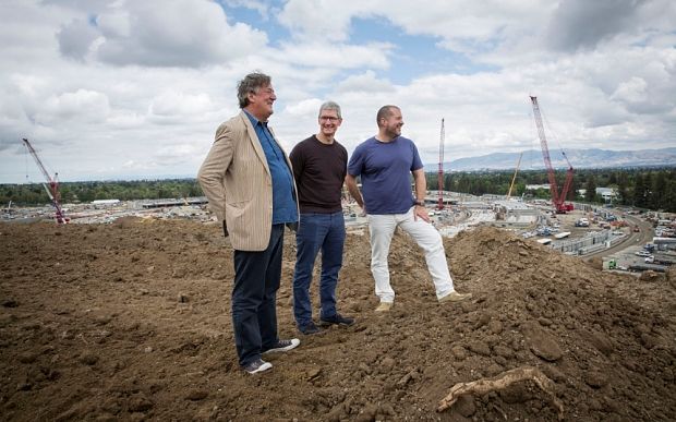 Fea0062665 Apple executives Tim Cook and Jonathan Ive.